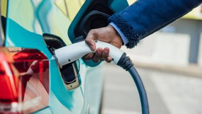 AI-managed electric vehicle charging trial shows “significant” savings