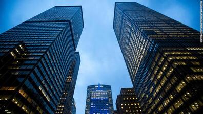 Two buildings before the Metlife building