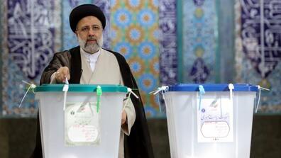 Image of Ebrahim Raisi casting his vote during presidential elections