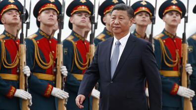 Image of Xi Jinping with Chinese soldiers