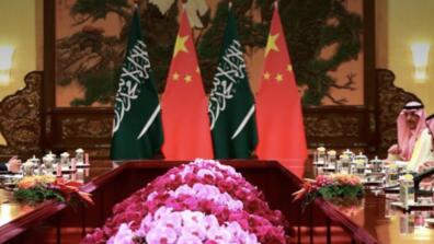 Chinese and Saudi Arabian officials greet each other in a bilateral meeting