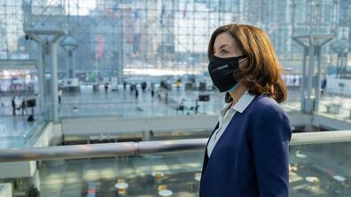 portrait of kathy hochul in mask 