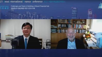 Columbia University professor Joseph Stiglitz, right, responds to questions from Dongkuk University professor Kang Kyeong-hoon during an online meeting during the 2021 Seoul International Finance Conference