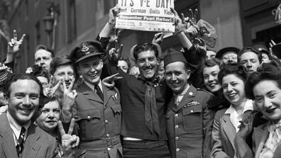 A black and white photo of a crowd in New York celebrating the end of World War 2.