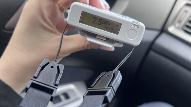 dosimeter showing microsieverts per hour - Adali Frias Deniz.png