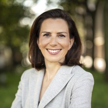 keren yarhi-milo smiling and wearing a light gray blazer
