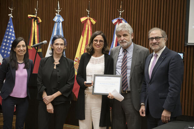 Maria Victoria Murillo (center) received a 2022 RAICES Award from Argentina’s Ministry of Science, Technology, and Innovation.